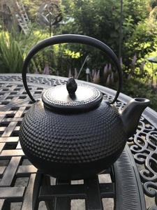 Théière en fonte noire plate en émail Offre Spéciale théière japonaise vintage faite à la main avec infuseur à thé en acier inoxydable 0.9L - Product Image 4