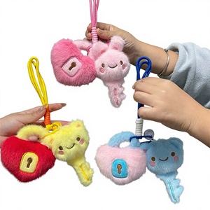 Pendentif en peluche créatif transfrontalier, motif cadenas d'amour et petite poupée animal, avec clé, pour sac de couple, jouet anti-stress en coton lavé, cadeau d'anniversaire - Product Image 1