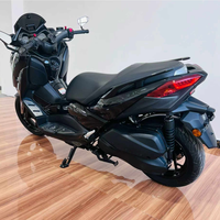 Maxi-scooter XMAX 300 d'occasion, excellent état. Moteur monocylindre de 300 cm³ refroidi par liquide, ABS et CVT, entièrement fonctionnel.
