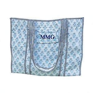 Grand sac fourre-tout matelassé monogramme brodé, sac à bandoulière d'hôpital de plage imprimé à la main de style vintage - Product Image 1