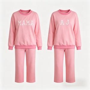 Set Coordinato Mamma e Figlia con Ricamo a Lettere Fatto a Mano, Felpa in Cotone Rosa per Natale, Abbigliamento Familiare - Product Image 6
