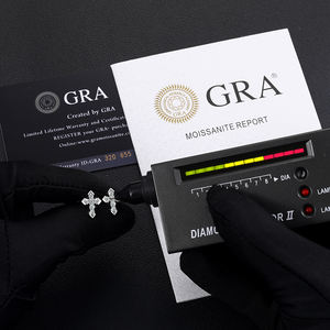 Joyería religiosa de diseño Original para hombres y mujeres, pendientes de tuerca con Cruz de moissanita VVS de Plata de Ley 925 - Product Image 3