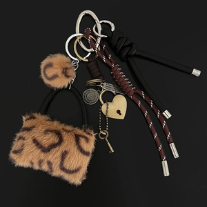 พวงกุญแจกระเป๋าถือดีไซน์ทันสมัย RW 2025 ของขวัญสำหรับผู้หญิง ตกแต่งด้วยเชือกถักพู่ห้อยประดับ ใช้ได้กับพวงกุญแจรถยนต์และกระเป๋า - Product Image 6