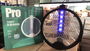Raquette anti-moustiques 2 en 1, raquette électrique pliable avec base de charge et lumière violette, anti-insectes rechargeable pour l'intérieur - Product Image 4