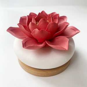 Ambientador de aire para el hogar personalizado con diseño de flores rojas únicas con difusor de aroma con base de madera - Product Image 6