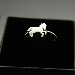 Anello con Motivo Cavallo per Uomo, Colore Argento, Accessorio Minimalista alla Moda, Regalo - Product Image 4