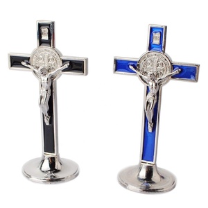 13mm hoog katholiek religieus metalen staand St. Benedictus kruisbeeld met voetstuk - Product Image 2
