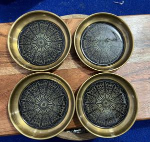 Sous-verre artisanal en laiton doré avec motif floral noir gravé pour la décoration de la maison de luxe et la table à manger - Product Image 1