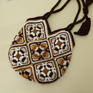 Borsa da donna all'uncinetto fatta a mano, borsa a tracolla in lana lavorata a maglia per la mamma, borsa a tracolla a quadri in stile etnico per nonna - Product Image 1