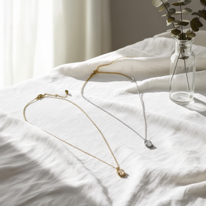 Collana con Ciondolo a Croce 10x15Cm con Diamanti, Tono Oro e Argento - Product Image 3