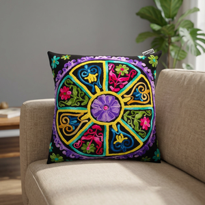 Housse de coussin en coton coloré de forme carrée brodée à la main avec base noire pour hôpital à domicile ou hôtel - Product Image 2
