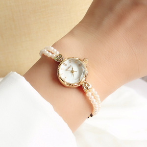 Orologio da Donna di Lusso con Perle d'Acqua Dolce Naturali, Movimento al Quarzo IPG, Quadrante con Lancette, Bracciale alla Moda Stile Ins, Vendita all'Ingrosso - Product Image 5