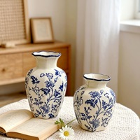 Vase en porcelaine bleu et blanc vintage avec une touche haut de gamme pour le bureau, le salon, la décoration de table à manger, les ornements floraux