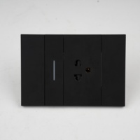 Enchufe Estándar Americano Bipolar con Acabado Mate, Diseño Modular de Dos Tonos, Tipo KLASS 118, IP23, Construcción Premium
