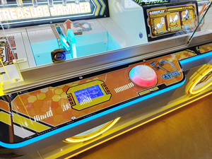 Máquina de grúa de bolas eléctrica operada con monedas, juego de tablero de carnaval en inglés, plataforma de diversión con martillo de metal para romper tesoros - Product Image 3