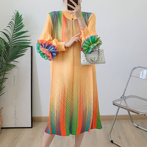Vendita Diretta dalla Fabbrica Abito Plissettato Miyake con Stampa, Vestito Midi Ampio con Maniche a Fiore, Metodo di Tessitura Ecologico - Product Image 5