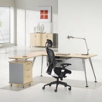Bureau de direction avec plateau en MDF et structure en alliage d'aluminium, avec armoire de classement latérale