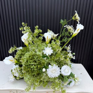 Ortensie verdi abbinate a calla e lisce artificiali bianche: la decorazione perfetta per un matrimonio. - Product Image 6