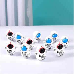 Mini jouet astronaute, style TikTok, mignon, décoration de bureau anti-stress, pour la maternelle, cadeau pour les vendeurs ambulants, vente en gros - Product Image 1