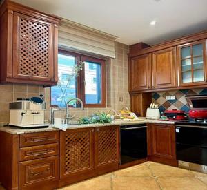 Gabinetes de Cocina <span class=keywords><strong>Modulares</strong></span> de Madera Sólida Rústica Personalizados BALOM, Acabado Lacado, Puertas de Gabinete con Rejilla Tallada a Medida para Cocina - Product Image 3