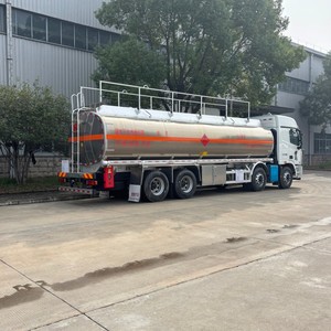 Camion-citerne diesel FOTON Auman GTL 8x4 30000L pour le transport de produits inflammables et dangereux avec pompe pour grandes stations-service - Product Image 4