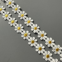 Vente directe d'usine 8 pétales marguerite 1.5cm lait soie dentelle soluble dans l'eau pour robe de mariée à la main pince à cheveux casquette de chaussure décoration