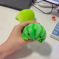 Peluche Grenouille Pastèque Créative Anti-Stress à Presser, Rembourrée en Coton PP Doux, Jouet Amusant et Mignon de Décompression pour Adolescents et Adultes