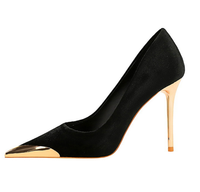 Nouvelle Collection 2026 – Escarpins de Luxe pour Femme à Talon Fin, Talons Aiguilles Élégants, Logo Métallique, Bout Pointu, Dessus en Velours – Idéal pour Événements Formels