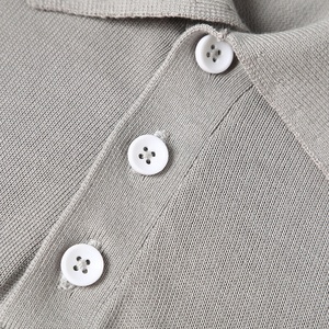 Fabricant de tricots personnalisé OEM ODM Pull à manches courtes sans couture de couleur pure pour hommes Polo à logo brodé - Product Image 6