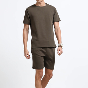 ราคาขายส่ง เสื้อยืดคอกลมแขนสั้นลำลองสำหรับผู้ชายและกางเกงขาสั้นสำหรับผู้ใหญ่ พร้อมสกรีนโลโก้ตามสั่ง - Product Image 3