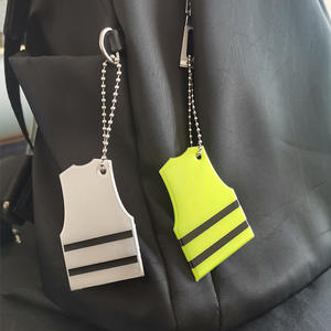 Светоотражающий брелок на заказ ПВХ футболка светоотражающий брелок в форме жилета сумка кулон украшение ночной безопасности светоотражающие брелки - Product Image 3