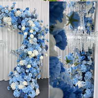 Sebuah Buket Bunga Hydrangea Biru dan Baby's Breath Digunakan Sebagai Gapura Bunga untuk Latar Belakang Pernikahan di Pantai