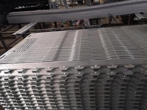 Plancher en acier triangulaire PH Sow Floor pour finisseurs de truies lamelles d'élevage de porcs pour plancher triangulaire de caisse de mise bas - Product Image 4