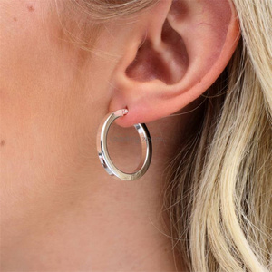 Pendientes <span class=keywords><strong>de</strong></span> aro circulares minimalistas para mujer, aretes <span class=keywords><strong>de</strong></span> aro <span class=keywords><strong>de</strong></span> acero inoxidable chapados en <span class=keywords><strong>oro</strong></span> simple personalizados, joyería para mujer - Product Image 2