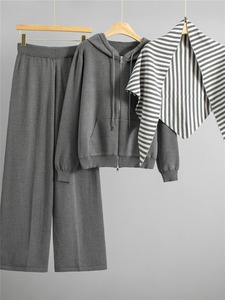 Conjunto de tres piezas de poliéster elegante de secado rápido para mujer: suéter de punto con capucha y cremallera, chal y pantalones de pierna ancha, color liso, adelgazante, para otoño. - Product Image 6