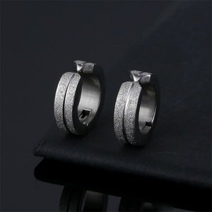 Boucles d'oreilles créoles en acier inoxydable pour hommes, anti-ternissement, avec breloque, style clip-on - Product Image 4