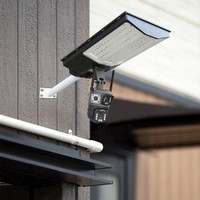 Réverbère solaire de sécurité extérieure avec caméra