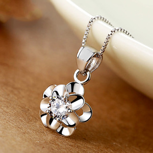 Collana con Ciondolo a Fiore Semplice per Donna, Accessorio Quotidiano con Catena per Clavicola - Product Image 6