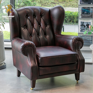 Sillón Chesterfield Americano Vintage de Cuero Encerado con Botones, Estilo Godfather, con Bandeja Lateral para Vasos - Product Image 3