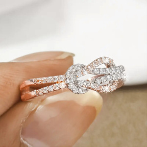 Anello con Nodo Bicolore e Zirconi per Donne, Elegante Gioiello da Dito alla Moda - Product Image 3