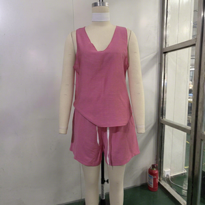 Ensemble décontracté en tricot rose pour femmes, 2 pièces, haut sans manches à col en V, short au-dessus du genou, coupe ample, printemps-été, couleur unie, 100% coton - Product Image 1