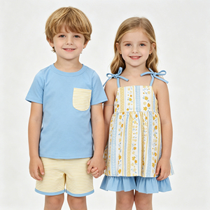 Conjunto de dos piezas para niñas pequeñas, túnica con tirantes florales amarillos de verano y pantalones cortos con volantes azules - Product Image 1