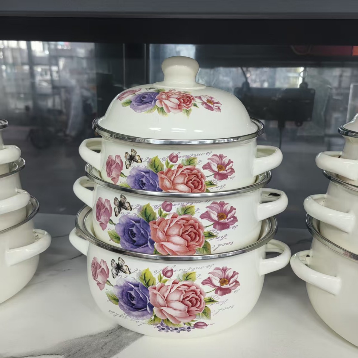 Ensemble romantique trois pièces blanc pour plantes.
