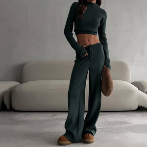 Ensemble deux pièces pour femme : <span class=keywords><strong>pull</strong></span> court côtelé à <span class=keywords><strong>manches</strong></span> classiques et pantalon évasé oversize – Collection de pulls pour femme - Product Image 6