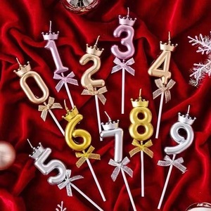 شمعة تزيين الكيك على شكل تاج وفيونكة مع أرقام ذهبية وفضية من 0-9، شمعة عيد ميلاد للأطفال على شكل تاج - Product Image 1