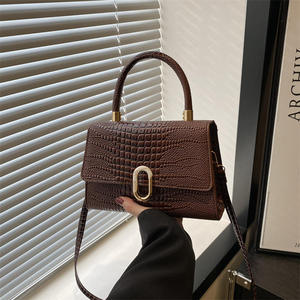 Nouveau sac bandoulière rétro en cuir PU pour femme avec boucle fermée et doublure en polyester, sacoche tendance - Product Image 1