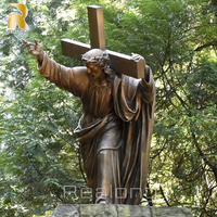 Sculpture en bronze grandeur nature de Jésus-Christ portant la croix, design religieux, à vendre
