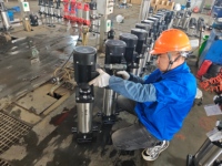 Pompe centrifuge verticale multi-étages en acier inoxydable, immergée pour pipeline, certifiée CE ISO, pour l'alimentation en eau des bâtiments (OEM)