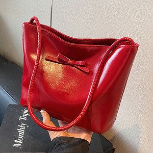 Sac fourre-tout en cuir verni multicolore avec décoration d'arc, doux et polyvalent - Product Image 3