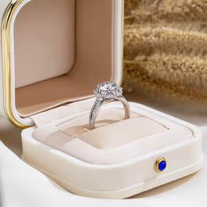 Anillo de compromiso Messi Jewelry MSR-2134 de oro de 18 quilates con halo redondo y diamante cultivado en laboratorio - Product Image 3